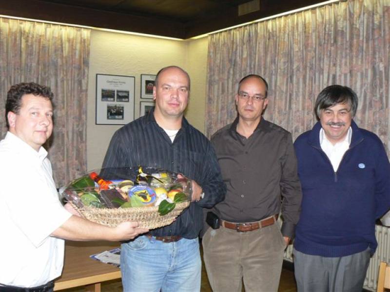Peter Jaks und Ferdy Muheim zusammen mit Beat Musch und Angelo Imholz, Vorstandsmitglieder des Donatoren-Clubs. Der Präsident Beat Musch überreicht Peter Jaks als Dank ein Urner-Präsent.